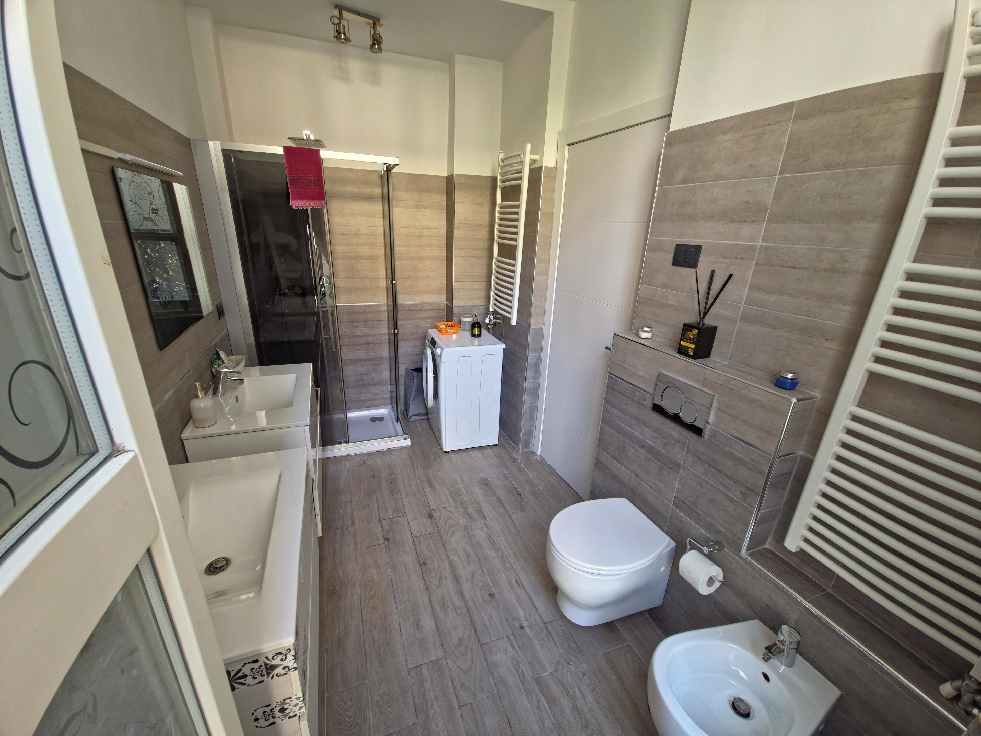 Asciugacapelli, bidet, asciugamani, sapone