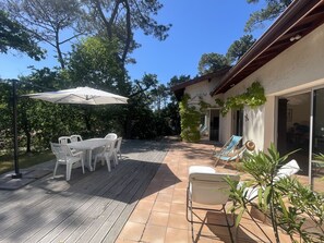 Outdoor dining - 110 m² House in Pyla-sur-Mer with Terrace and Garden, near beaches (Pyla-sur-Mer)
