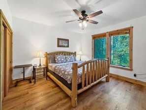 4 bedrooms, iron/ironing board, travel cot, free WiFi - Picturesque Cedar Retreat w/ Hot Tub (McCall)