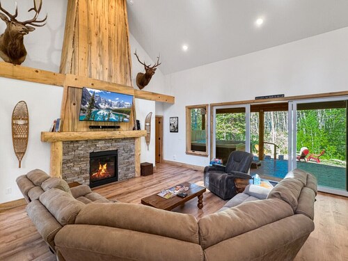 Picturesque Cedar Retreat w/ Hot Tub