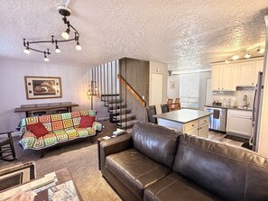 Una televisión, una chimenea