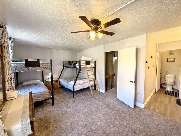 2 bedrooms, travel cot, WiFi