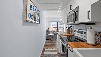 Frigorifero, microonde, forno, piano cottura