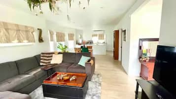 Smart TV, table tennis