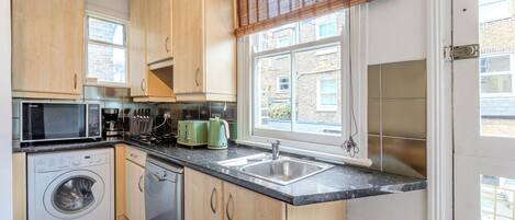 Frigorífico, microondas, horno y placa de cocina