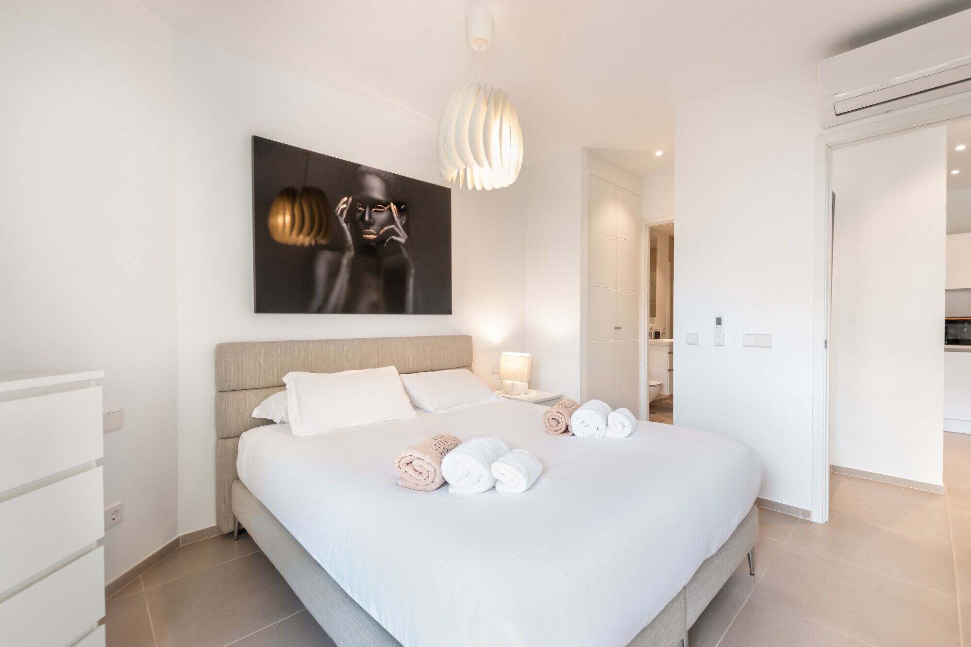 1 dormitori, caixa forta a l'habitació i planxa i posts de planxar 