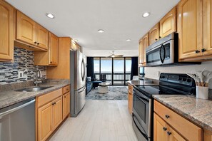 Kjøleskap, mikrobølgeovn, ovn og kokeplater