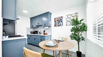 Frigorífic, microones, forn i placa de cuina