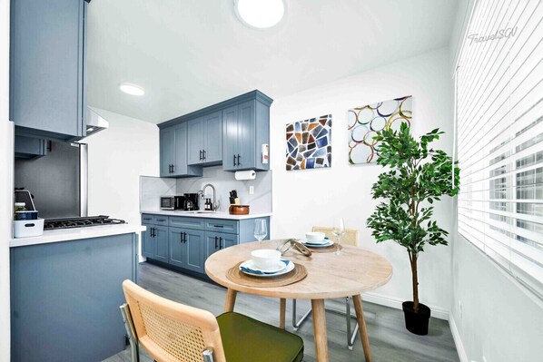 Frigorífico, microondas, horno y placa de cocina