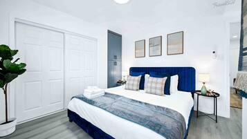 1 habitación, tabla de planchar con plancha, wifi gratis y ropa de cama