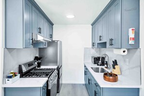 Frigorífico, microondas, horno y placa de cocina