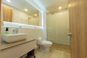 Een haardroger, handdoeken, zeep, toiletpapier