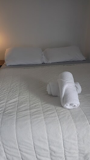 1 bedroom, WiFi, bed sheets - "Starline Studios" Hollywood 115 (Hollywood)