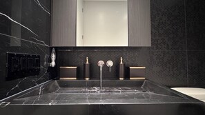 シャワー、ヘアドライヤー、タオル、石鹸