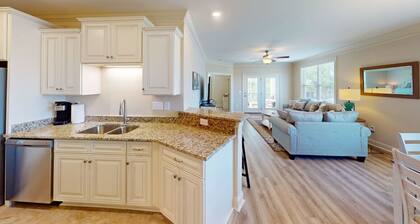 3/2 Condo with Pool! 81 Delray Drive 2E
