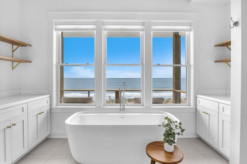 Oceanfront Luxury 4BR w/ Elevator Sleeps 12