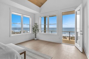 4 soverom, skrivebord, strykejern/-brett og reiseseng for barn