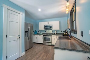 Micro-ondes, four, plaque de cuisson