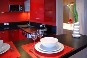 Kühlschrank, Mikrowelle, Herdplatte, Geschirrspüler