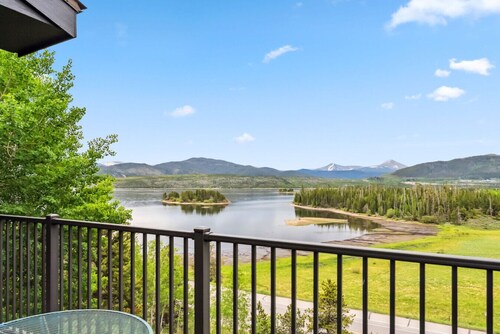 Lakeside Comfort  • Walk to Lake Dillon • Minutes to Ski Resorts