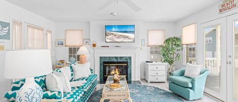 TV connectée, cheminée, livres