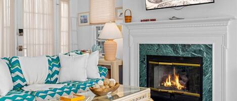 Smart-TV, Kamin, BĂŒcher