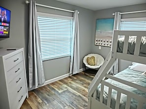 3 Schlafzimmer, Schreibtisch, Bügeleisen/Bügelbrett, Reisekinderbett