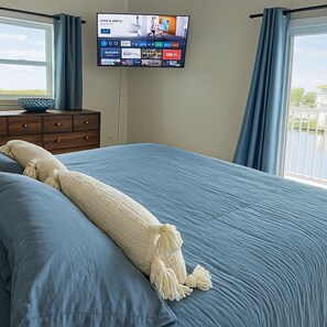 3 bedrooms, desk, iron/ironing board, travel crib - The Salty Mangrove | Dockside Retreat w/ Pool & Kayaks (Hernando Beach)