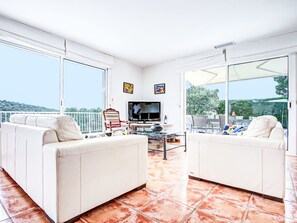 TV - Jardins de Camille by Interhome (Llauro)