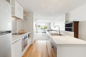 Køleskab, mikrobølgeovn, ovn, kogeplade