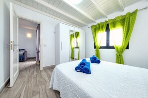 2 soverom, skrivebord, strykejern/-brett og reiseseng for barn