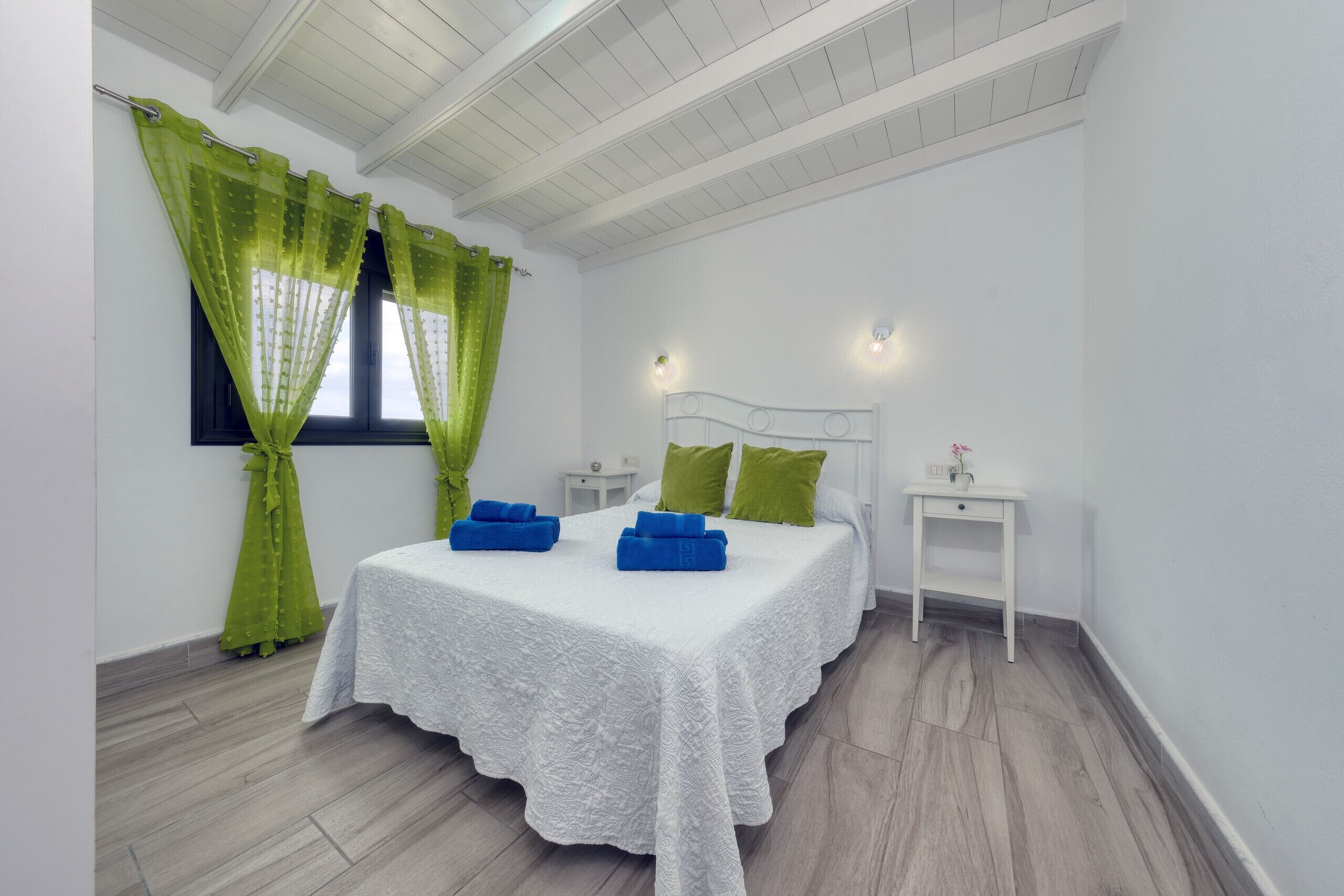 2 slaapkamers, een bureau, een strijkplank/strijkijzer, reisbedje