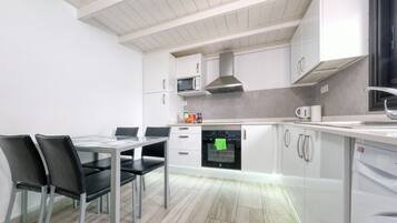 Een koelkast, een magnetron, een kookplaat