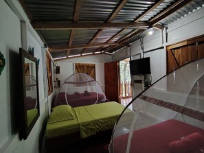 A room with a bed, a television, and a window. - Vista Rio Celeste Cabin (Provincia de Alajuela)
