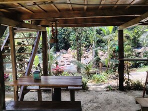 Outdoor dining - Vista Rio Celeste Cabin (Provincia de Alajuela)