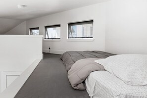 Desk, iron/ironing board, WiFi, bed sheets