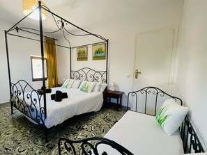 4 habitaciones, tabla de planchar con plancha y acceso a internet