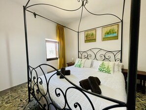 4 bedrooms, iron/ironing board, Internet, bed sheets