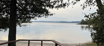 Peaceful Waterfront Cottage on Ottawa River – Nature Lover’s Retreat!