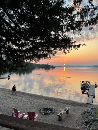 Peaceful Waterfront Cottage on Ottawa River – Nature Lover’s Retreat!