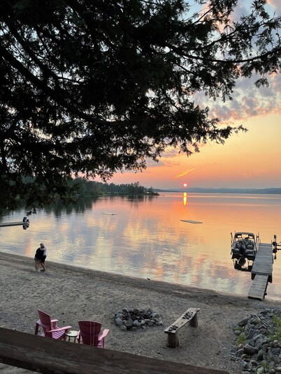 Peaceful Waterfront Cottage on Ottawa River – Nature Lover’s Retreat!