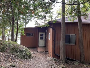 Exterior - Peaceful Waterfront Cottage on Ottawa River – Nature Lover’s Retreat! (Westmeath)