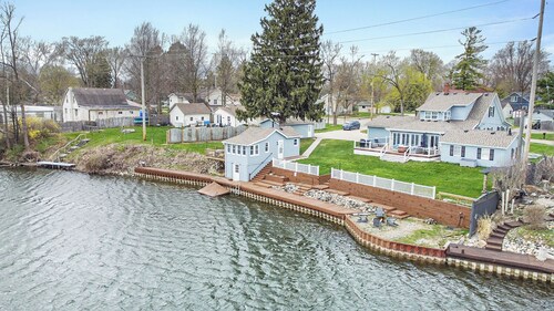 Beautiful boathouse with an all season hot tub, paddle boat and kayaks! 