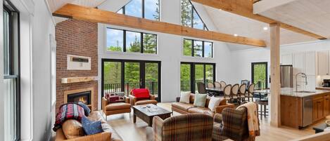 Smart TV, chimenea y estéreo