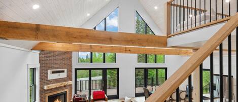 Smart-TV, Kamin, Stereoanlage