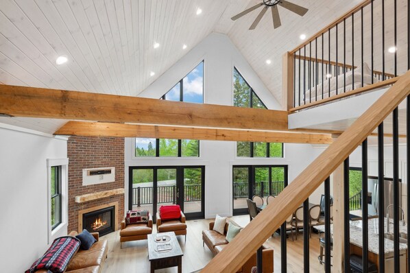 TV connectée, cheminée, chaîne hi-fi