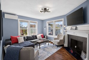 Smart TV, video games, offices - Federal Hill PRIDE 2 - Multi-Level Townhouse (Providence)
