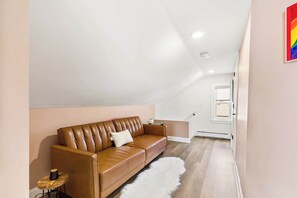 Smart TV, video games, offices - Federal Hill PRIDE 2 - Multi-Level Townhouse (Providence)