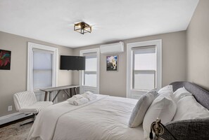 3 bedrooms, desk, iron/ironing board, travel cot - Federal Hill PRIDE 2 - Multi-Level Townhouse (Providence)
