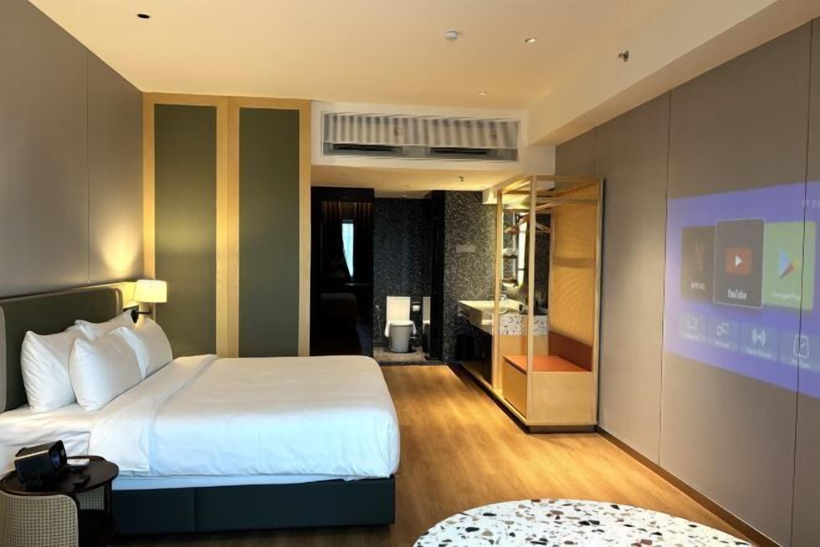 In-room safe, soundproofing, iron/ironing board, free WiFi